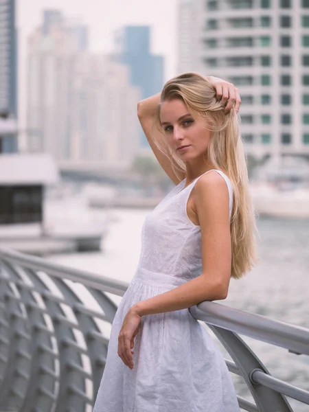 Jonge mooie blonde vrouw portret in Dubai Marina met skysc — Stockfoto