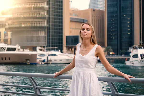 Jovem bela mulher loira retrato no Dubai Marina com skysc — Fotografia de Stock