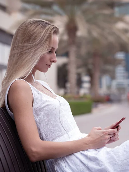 Retrato Cerca Una Mujer Joven Usando Smartphone — Foto de Stock