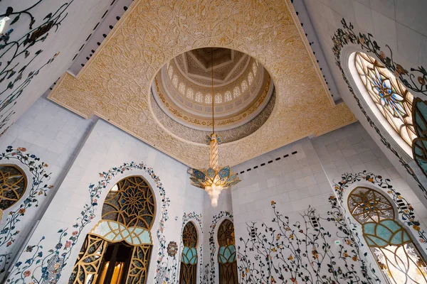 阿布扎比 阿联酋 2018年10月 谢赫扎耶德清真寺内部景观 带灯和装饰天花板 — 图库照片