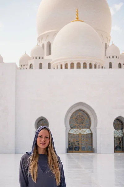 Woman Close Portrait Traditional Dress Sheikh Zayed Mosque Abu Dhabi — Stockfoto