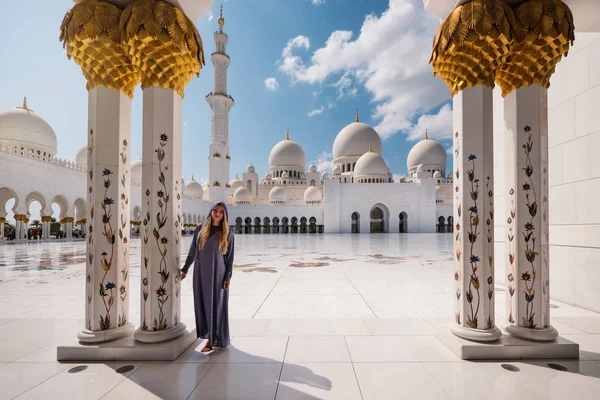 Woman Portrait Wearing Traditional Dress Sheikh Zayed Mosque Abu Dhabi — Stockfoto