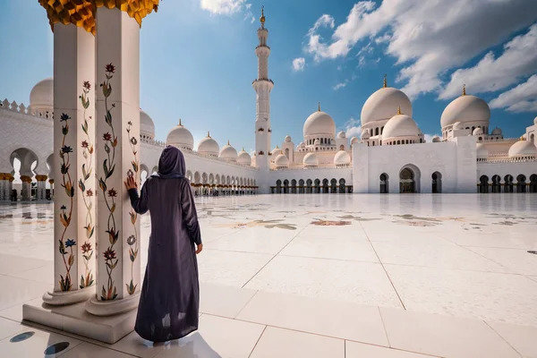 Kvinna Med Traditionell Klänning Inuti Sheikh Zayed Moskén Abu Dhabi — Stockfoto