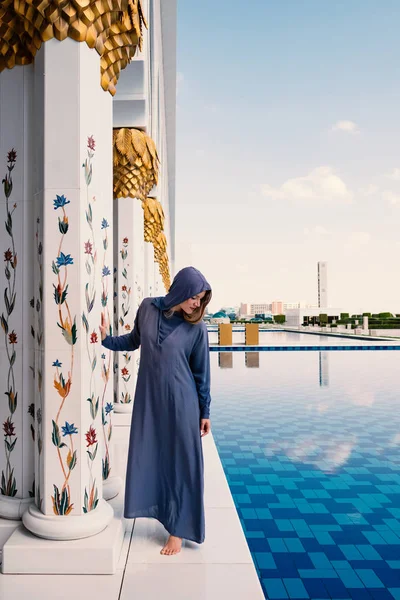 Woman Portrait Traditional Dress Sheikh Zayed Mosque Abu Dhabi United — Stockfoto