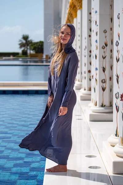 Kvinde Portræt Med Traditionel Kjole Inde Sheikh Zayed Moske Abu - Stock-foto