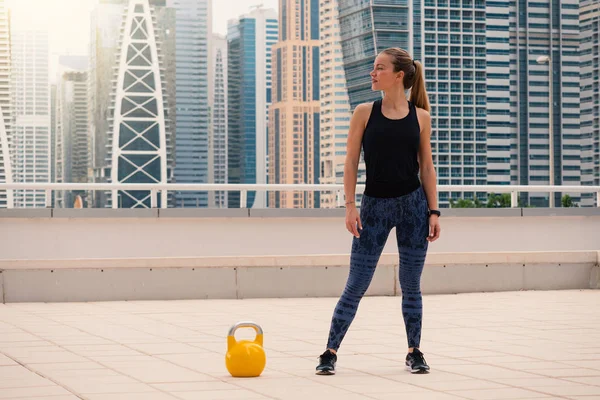 Jeune Femme Sportive Portrait Travail Avec Kettlebell Sur Une Terrasse — Photo