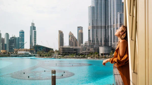 Kaunis Nainen Muotokuva Nauttia Näkymä Dubai Mall Suihkulähteet Taustalla — kuvapankkivalokuva