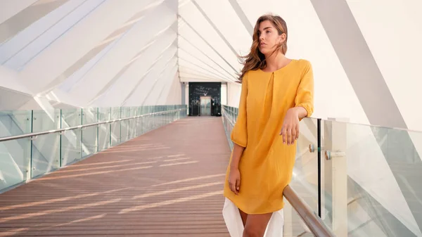 Hermoso Retrato Estilo Vida Mujer Puente Peatonal Canal Agua Dubai — Foto de Stock