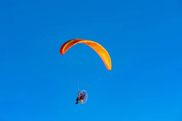在蓝天下进行机动滑翔伞 — 图库照片
