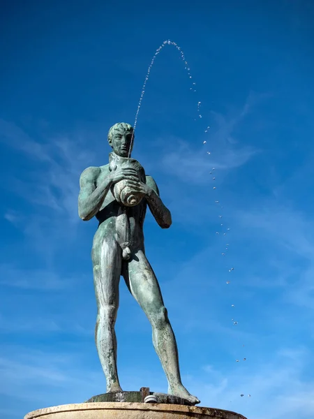 Fontana Vecchia Fuente Antigua Estatua Bronce Contra Cielo Azul Aquila — Foto de Stock