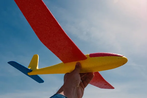 Detalhe Mão Segurando Avião Brinquedo Contra Fundo Céu — Fotografia de Stock