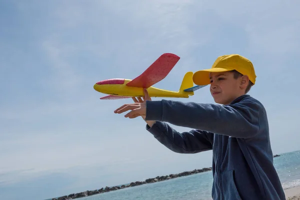 Happy Kid Playing Toy Airplane Sky Background Beach — Stock Photo, Image