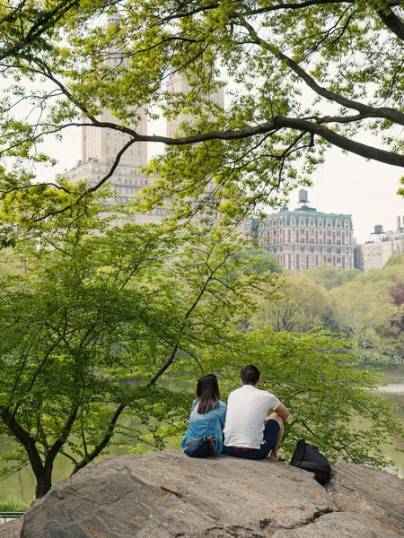 Nueva York City Mayo 2015 Pareja Romántica Relajándose Aire Libre —  Fotos de Stock