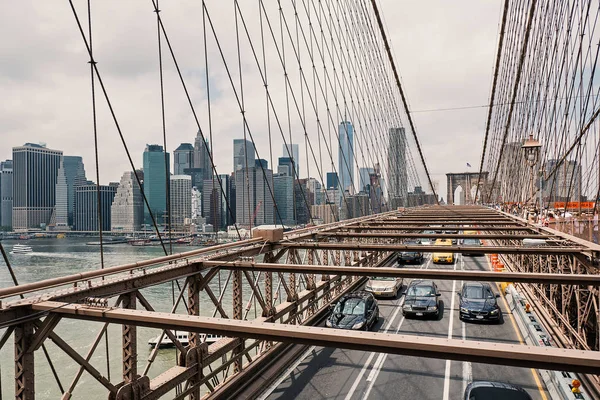 纽约市 2015年5月13日 布鲁克林大桥的交通 背景是曼哈顿天际线 — 图库照片