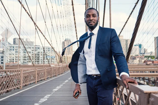 Glimlachend jong zakenman portret op Brooklyn Bridge. New York — Stockfoto