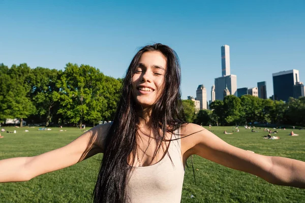 Ung Vacker Kvinna Som Har Roligt Central Park New York — Stockfoto