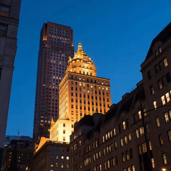 Alacakaranlıkta Manhattan'da konut binası, New York. — Stok fotoğraf