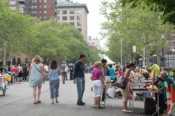 New York City - 16 Mayıs 2015: Sokakta bit pazarı