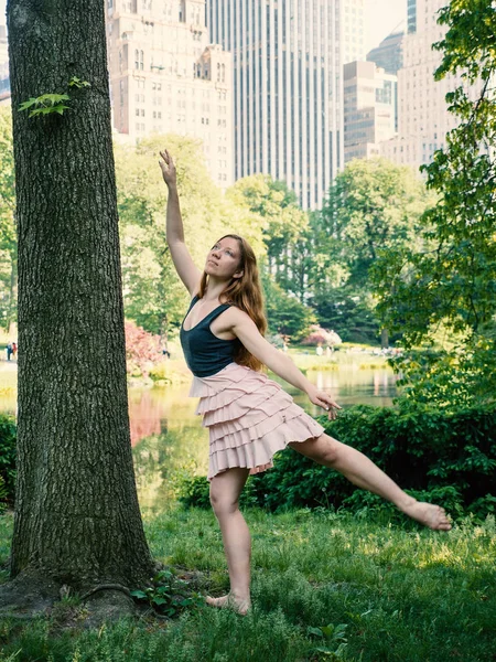 Mladá Krásná Baletka Tančí Central Parku New Yorku Projekt Ballerina — Stock fotografie