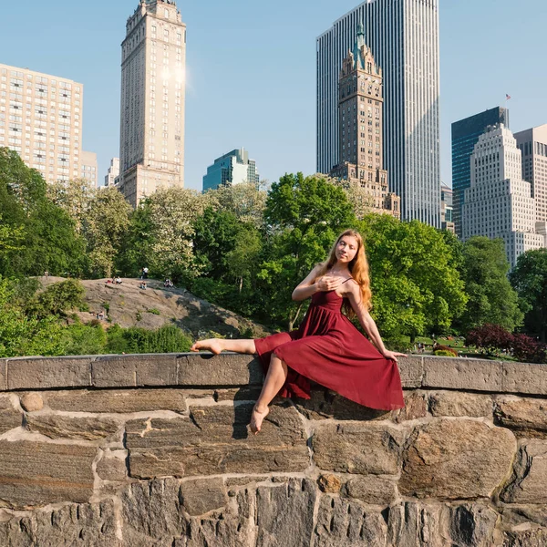 Junge Schöne Ballerina Tanzt Central Park New York Mit Skyline — Stockfoto