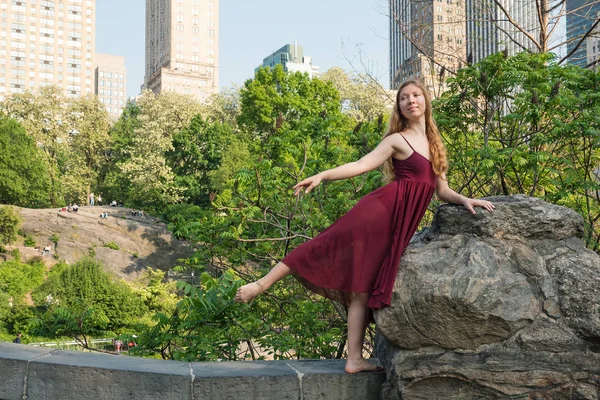 年轻美丽的芭蕾舞演员在纽约中央公园跳舞 背景是天际 Ballerina项目 — 图库照片