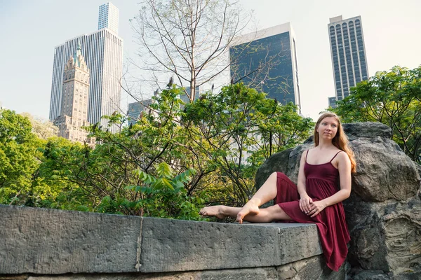 Joven Hermosa Bailarina Bailando Central Park Nueva York Con Fondo —  Fotos de Stock