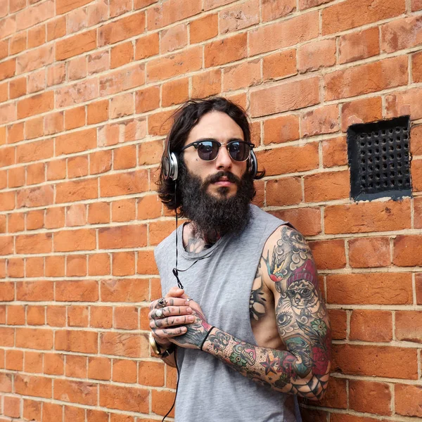 Young Tattooed Man Portrait Listening Music Brick Wall Shoreditch Borough — Stockfoto