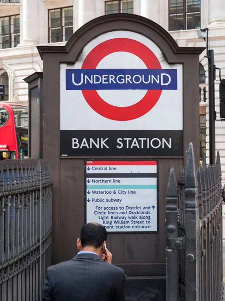 Londen Verenigd Koninkrijk Juni 2015 Zakenman Die Het Bank Station — Stockfoto