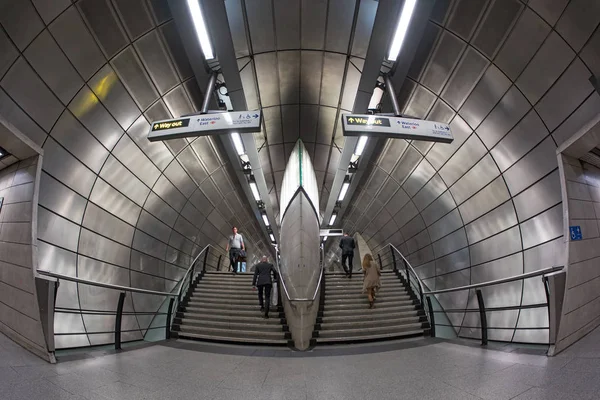 Londra Giugno 2015 Pendolari All Interno Della Stazione Southwark — Foto Stock