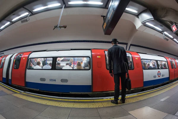 Londen Juni 2015 Zakenman Die Metro Wagon Binnenkomt — Stockfoto