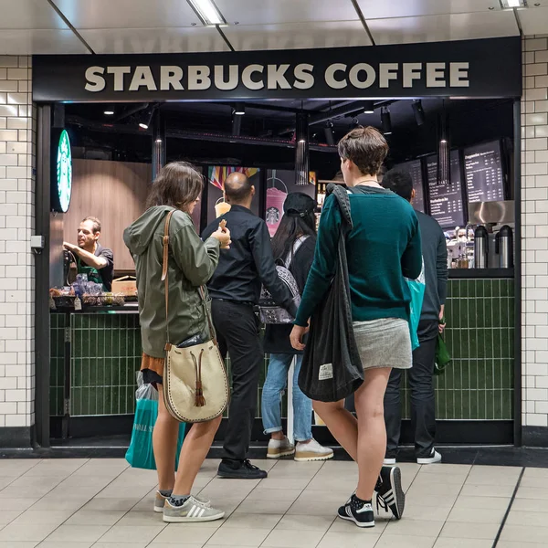 Лондон Объединенный Кингдом Circa June 2015 Starbucks Store — стоковое фото