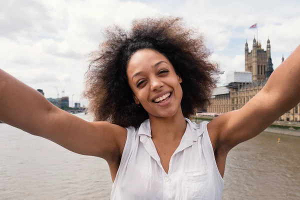 Retrato Mujer Joven Londres Tomando Una Selfie Con Teléfono Inteligente —  Fotos de Stock
