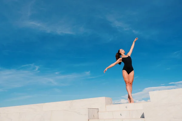 Fiatal Gyönyörű Balerina Táncol Szabadban Városi Kerületben — Stock Fotó