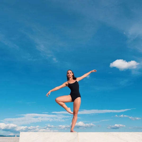 Молодая Красивая Балерина Танцует Открытом Воздухе Городском Районе — стоковое фото