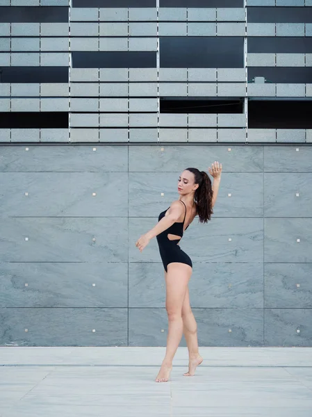 市区年轻美丽的芭蕾舞演员在户外跳舞 — 图库照片