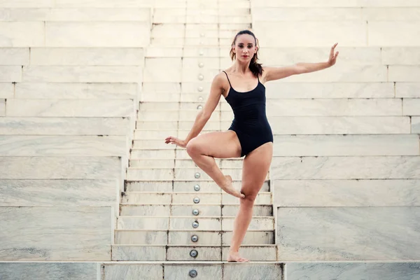 Joven Hermosa Bailarina Bailando Aire Libre Distrito Urbano —  Fotos de Stock
