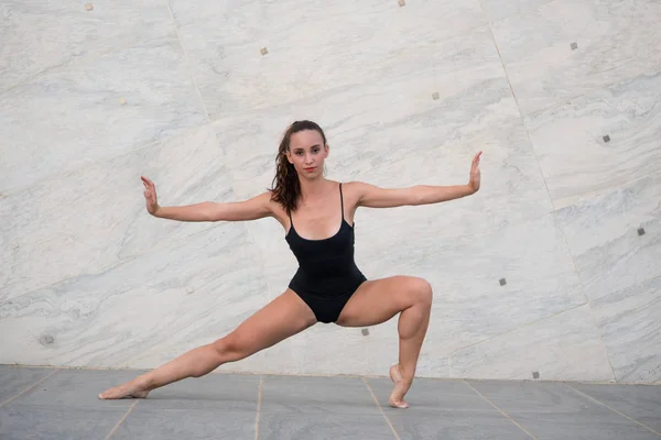 Jovem Bela Bailarina Dançando Livre Bairro Urbano — Fotografia de Stock