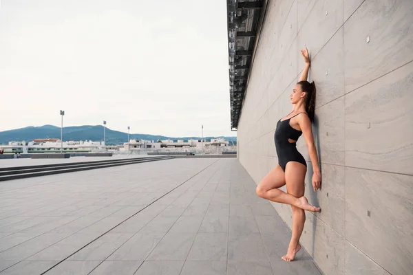 Молодая Красивая Балерина Танцует Открытом Воздухе Городском Районе — стоковое фото