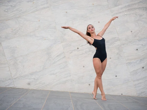 Junge Schöne Ballerina Tanzt Draußen Stadtbezirk — Stockfoto