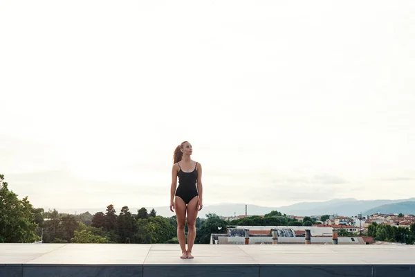 Jonge Mooie Ballerina Dansen Buiten Stedelijke Wijk — Stockfoto
