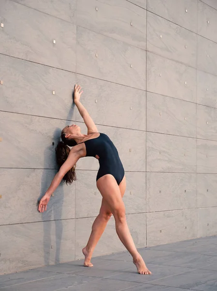 Joven Hermosa Bailarina Bailando Aire Libre Distrito Urbano — Foto de Stock
