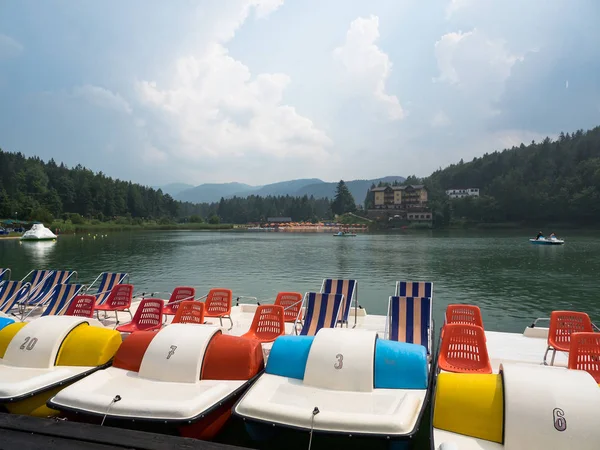 Lavarone Itálie Červenec 2015 Čluny Pádlem Lavarone Lake Deštivého Dne — Stock fotografie