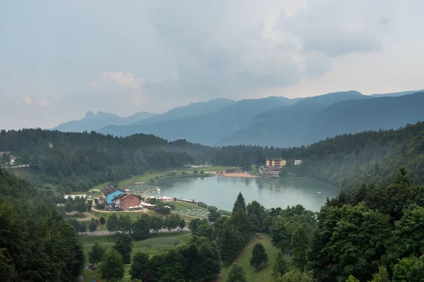 Lavarone Lake Widok Lotu Ptaka Deszczowy Dzień Jest Miejscowość Znana — Zdjęcie stockowe