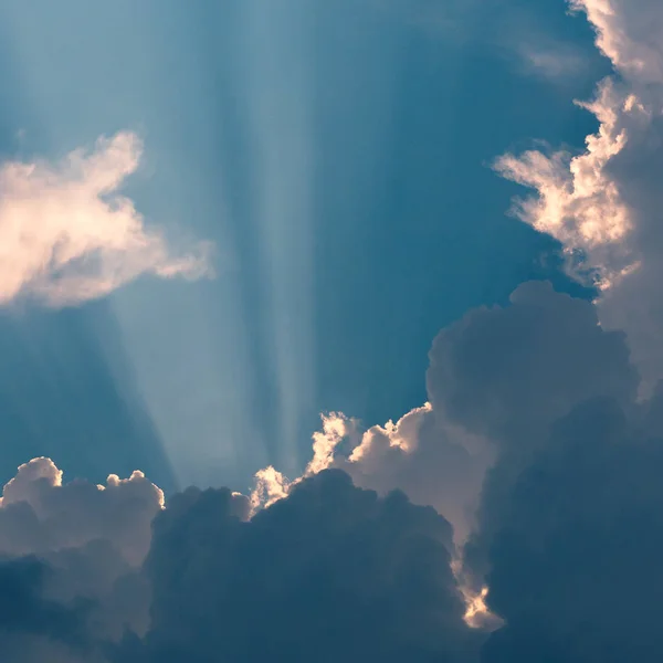 Céu Azul Com Nuvens Raios Sol Estilo Instagram Imagem Filtrada — Fotografia de Stock