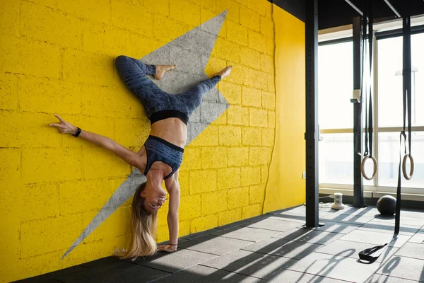 Retrato Mulher Esportiva Jovem Trabalhando Ginásio Cabeça Para Baixo Conceito — Fotografia de Stock