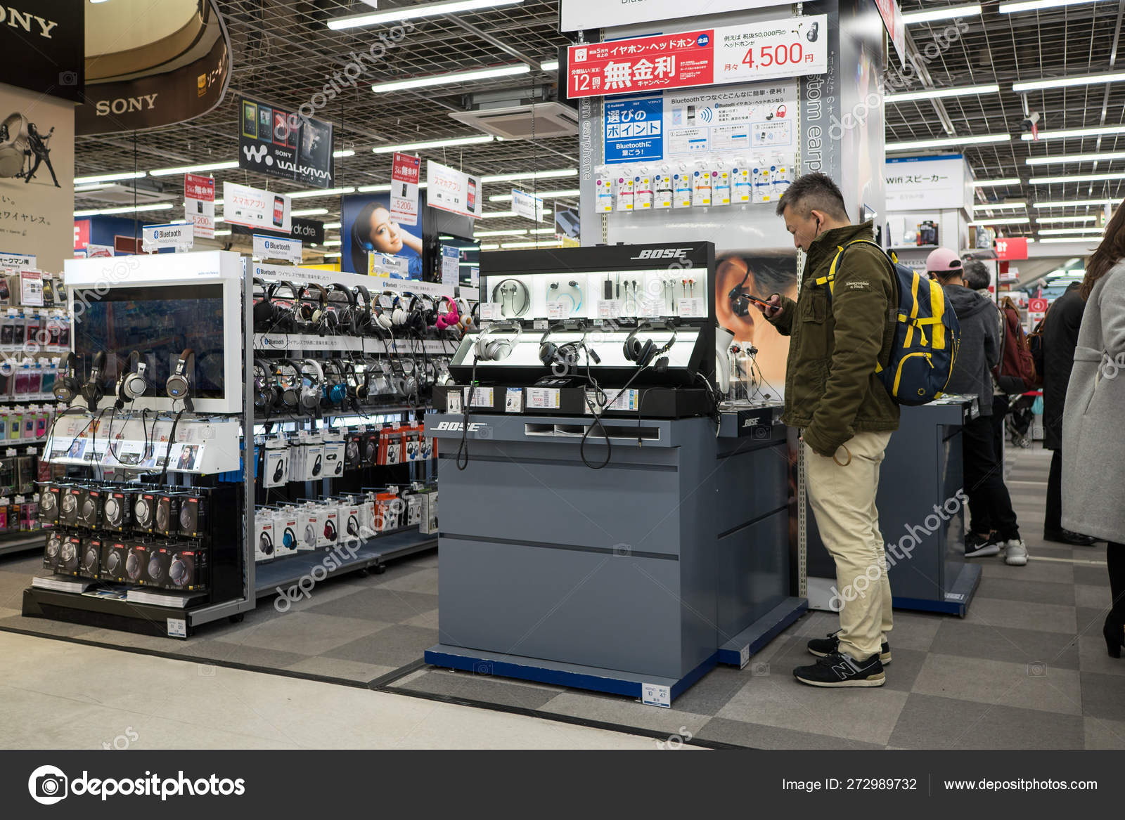 Circa 2017 客户在Bic 相机商店Bic Camera公司是日本一家消费类电子产品零售商连锁店它在日本有41家门店—— 库存社论照片©  pio3 #272989732