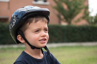 Yazın paten kayarak dışarıda eğlenen genç bir çocuğun yakın portresi..