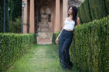 Samimi genç esmer kadın portre açık havada bir parkta. Filte