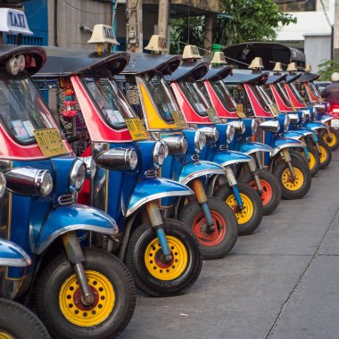 Bangkok, Tayland - 17 Kasım 2015: Geleneksel Tuk Tuk sokakta park edilmiş. Otomatik rickshaws sıkışık Bangkok caddeleri civarında almanın en hızlı yolu vardır. 