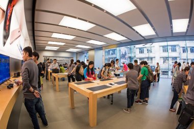 Hong Kong, Çin - 22 Kasım 2015: Apple Store iç görünüm. Apple Inc. merkezi Cupertino, Kaliforniya'da bulunan çok uluslu bir amerikan teknoloji şirketidir.. 